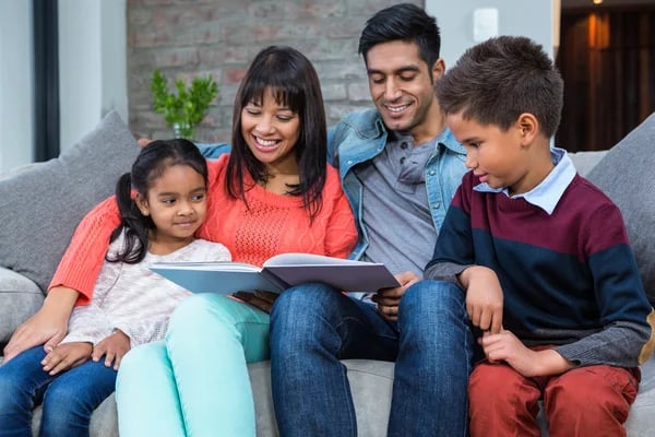 Familia leyendo junta