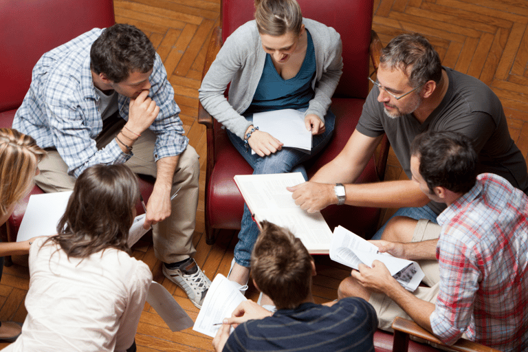Grupo reunido estudiando la Biblia